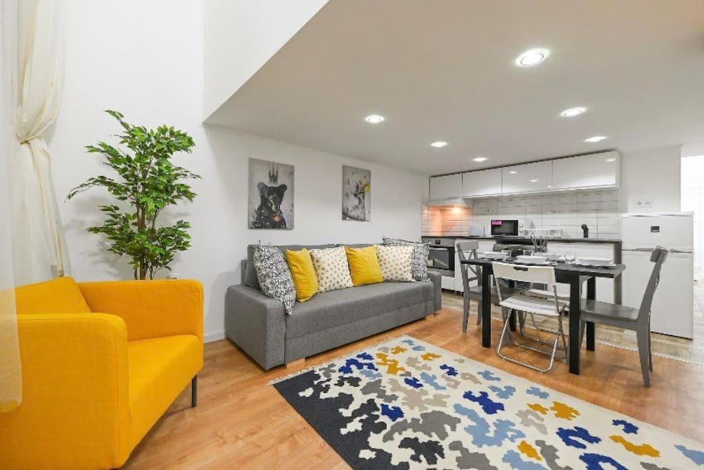 2 Bedroom Flat In Damjanich Str., Hirsch Budapest Eksteriør billede